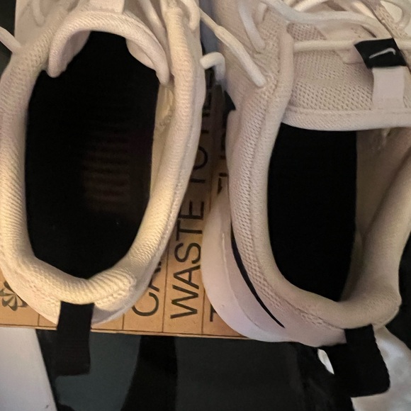 Nike Tanjun shoes , gently worn, unisex, black and white , ladies 10.5 men 9. - Picture 4 of 6